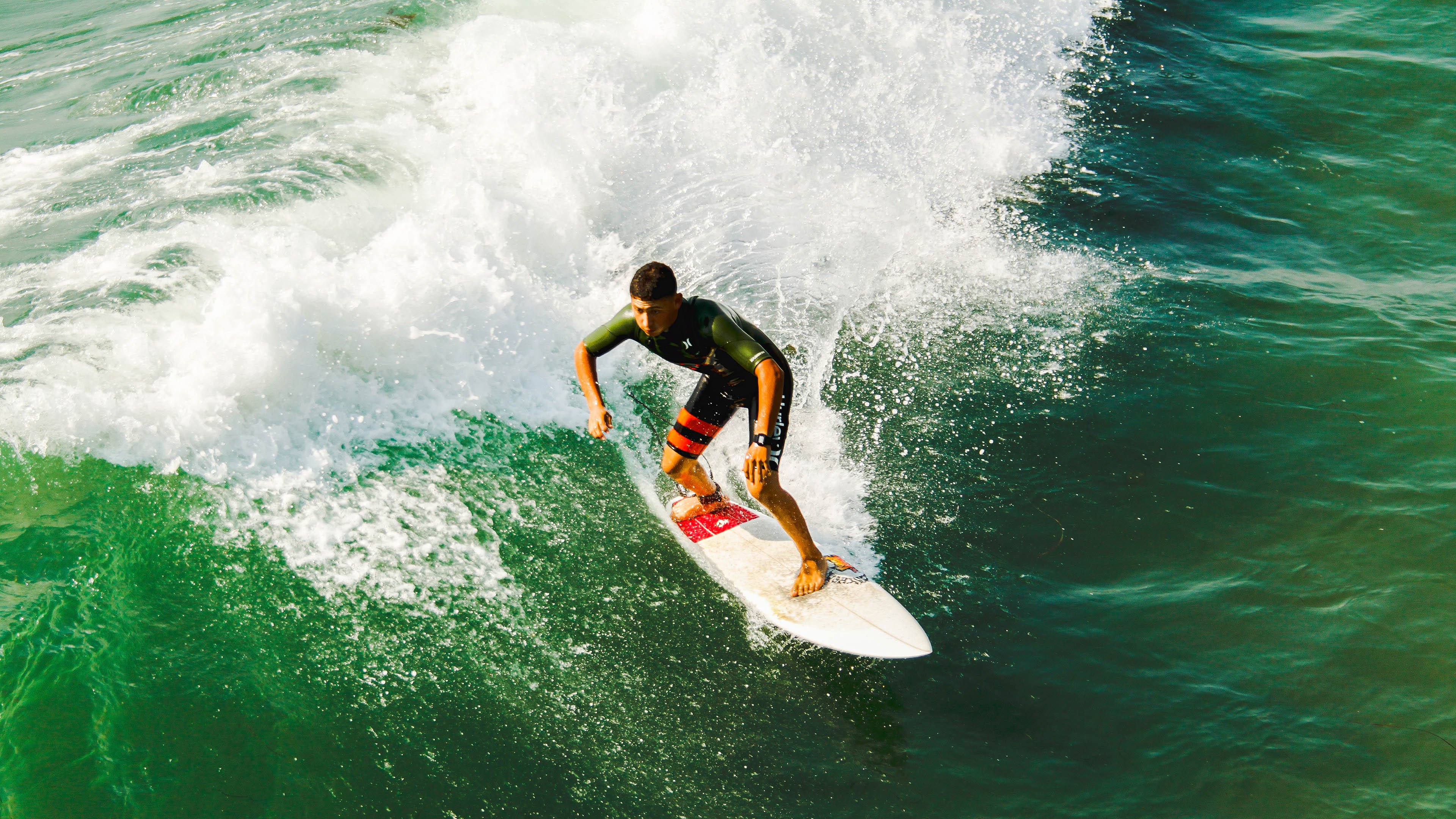 _都市登山挑战：攀越天际线的勇敢征程_，攀登天梯图片